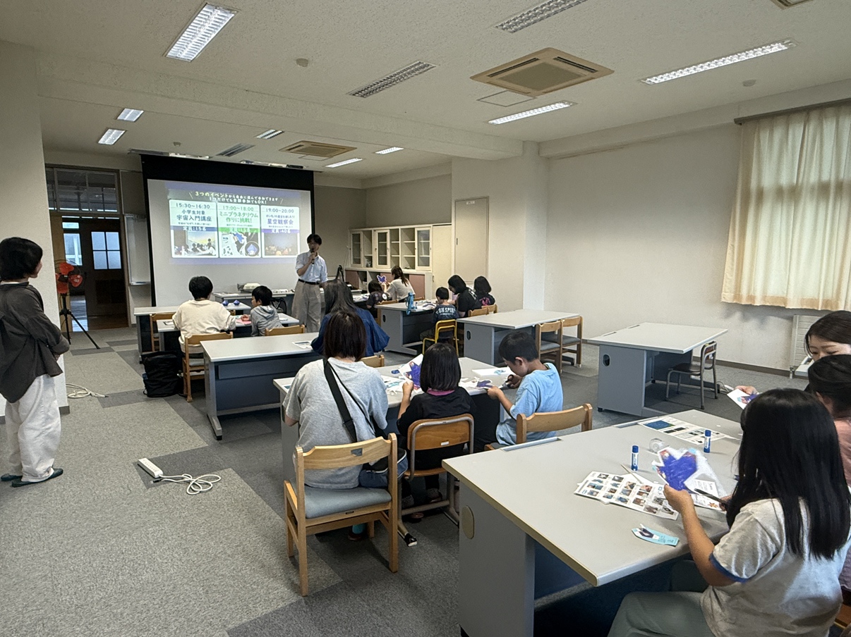 参加者がミニプラネタリウムを作っている様子